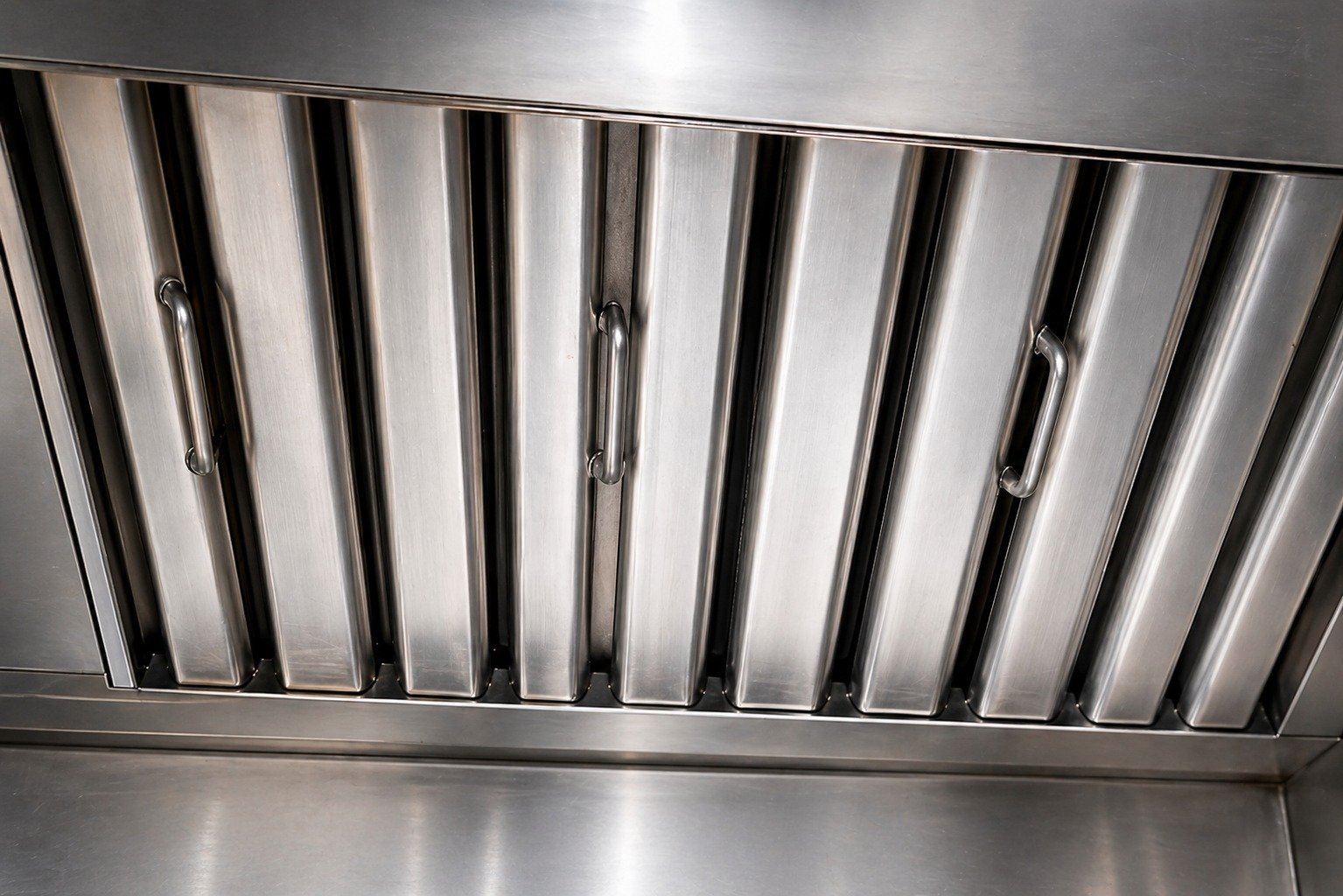 Filtre à graisse de hotte parfaitement propre après dégraissage Clean Hotte Pro