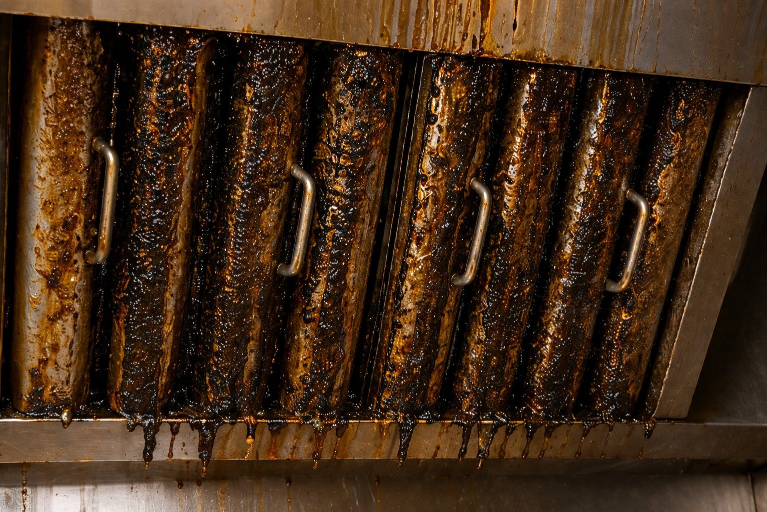 Filtre à graisse de hotte encrassé avant nettoyage professionnel