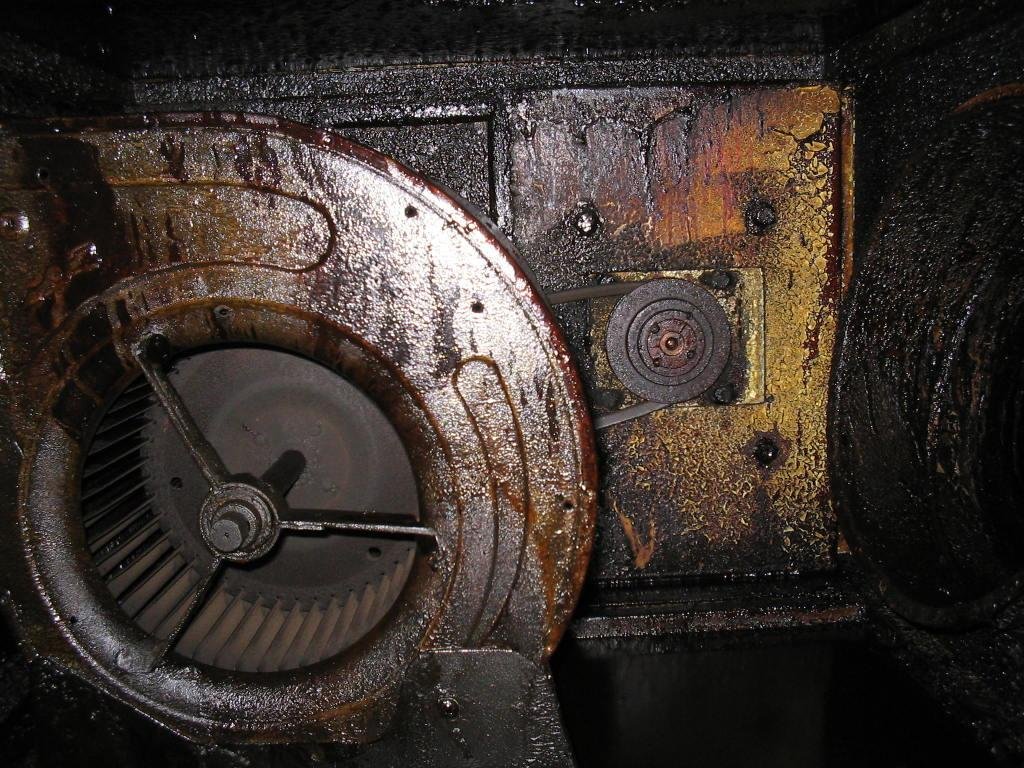 Moteur escargot et turbine d'extraction encrassés de graisse avant nettoyage